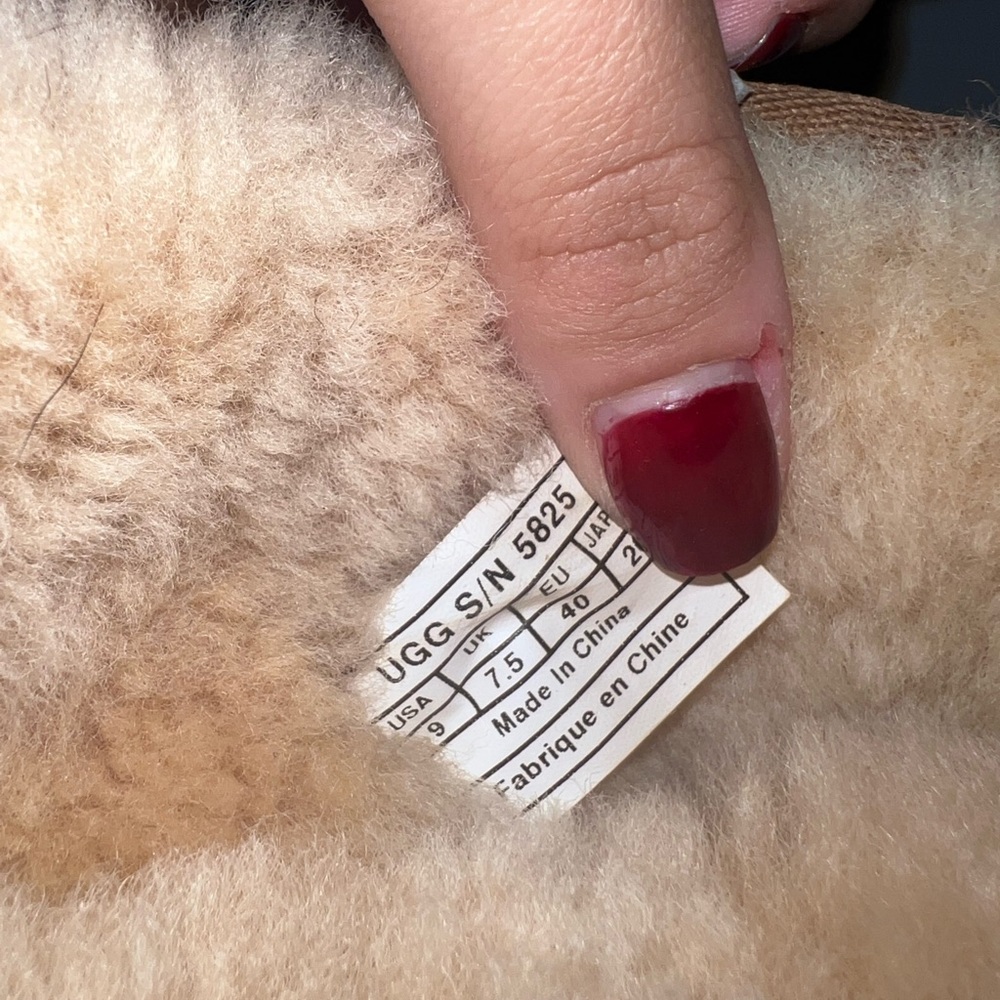 UGGS - Picture 3 of 3